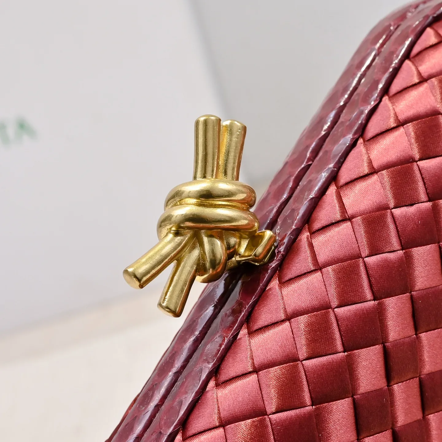 Batch 1460 #BV Knot woven evening bag series ~ Each bag reveals exquisite elegance💫Iconic classic silk weaving➕snake skin trimming with knot buckle, soft and delicate feel. The design is small and exquisite, low-key without logo, elegant and elegant. Paired with evening dress or cheongsam, it has the atmosphere of a famous and wealthy lady. Full of aura and invincible texture💃 Model: 7622 Dimensions: 20x12x5.5